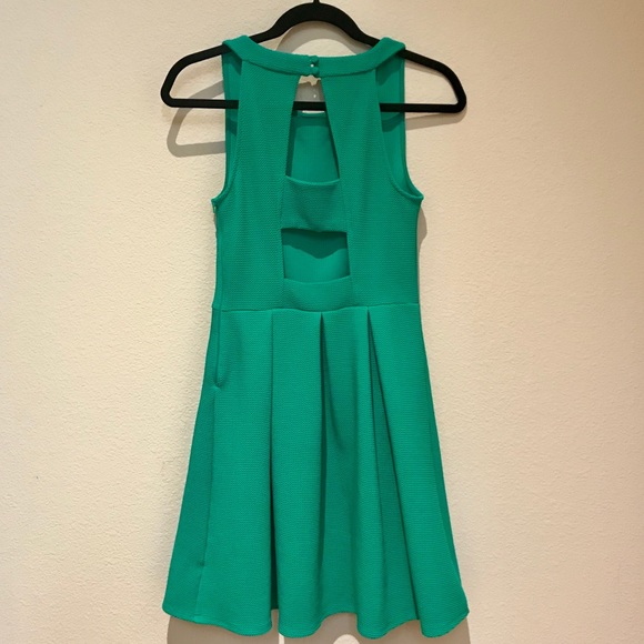Green Xhilaration Open Back Dress - Picture 4 of 4